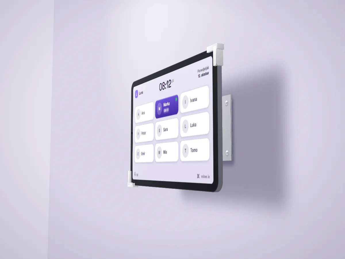 Tablet na zidnom držaču s rukom, gledan sa strane: iza tableta se vidi zidna ploča sa zavrtnjima.